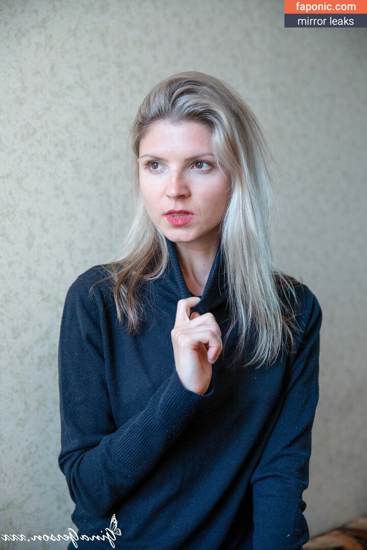 How Does Gina Gerson Wear Pantyhose? Fashion Tips